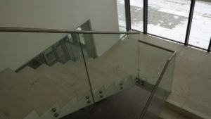 szklana balustrada schodowa z poręczą