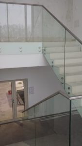 szklana balustrada z metalowymi poręczami