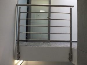 metalowa balustrada z poręczą